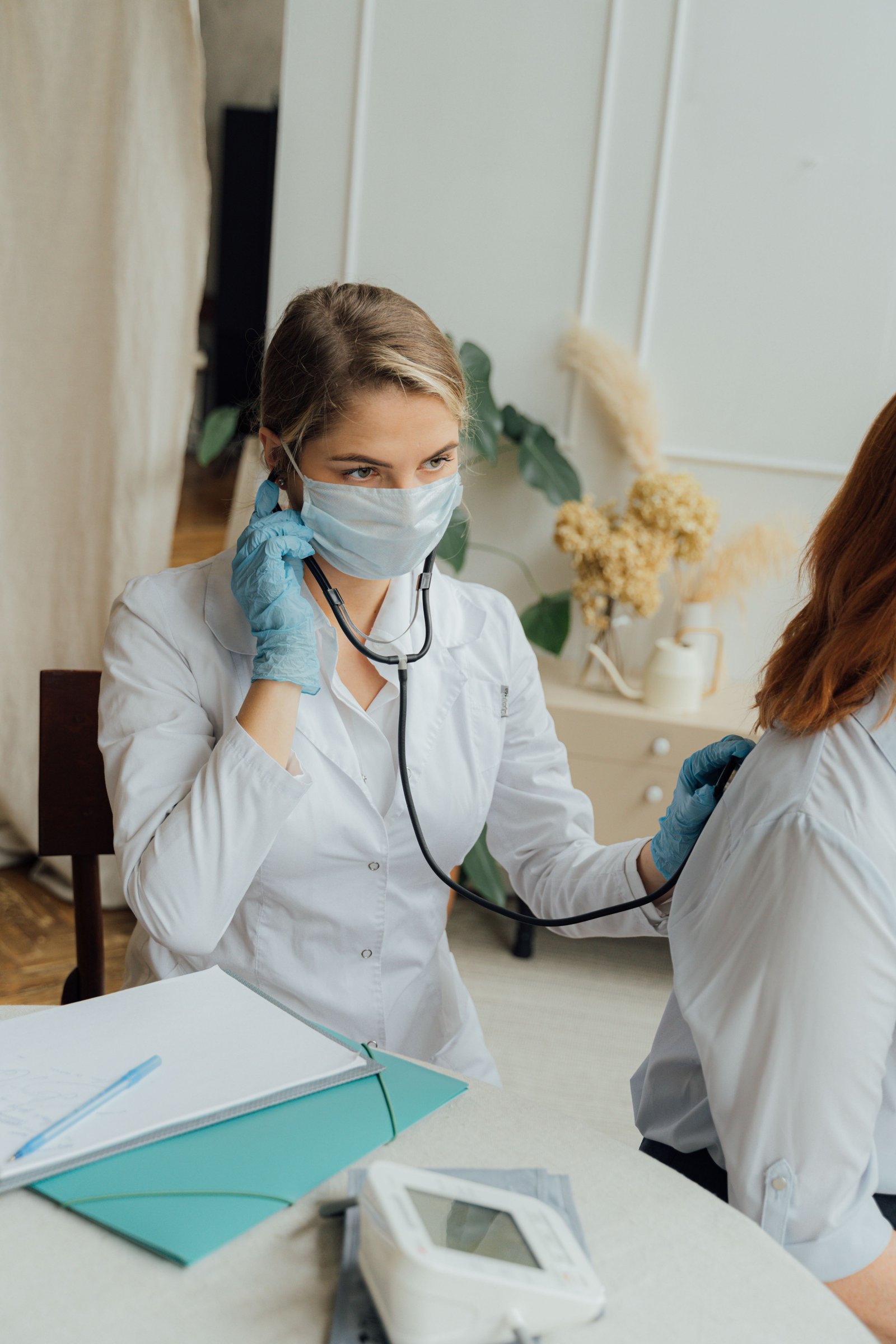 Dokter dan perawat homecare MHC Care Plus